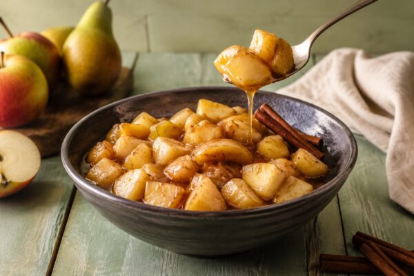 Servierszene mit dem fertigen Gericht. Rezept: Apfel-Birnen-Kompott mit Zimt