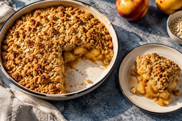 Servierszene mit dem fertigen Gericht. Rezept: Apfel-Crumble mit Haferstreuseln