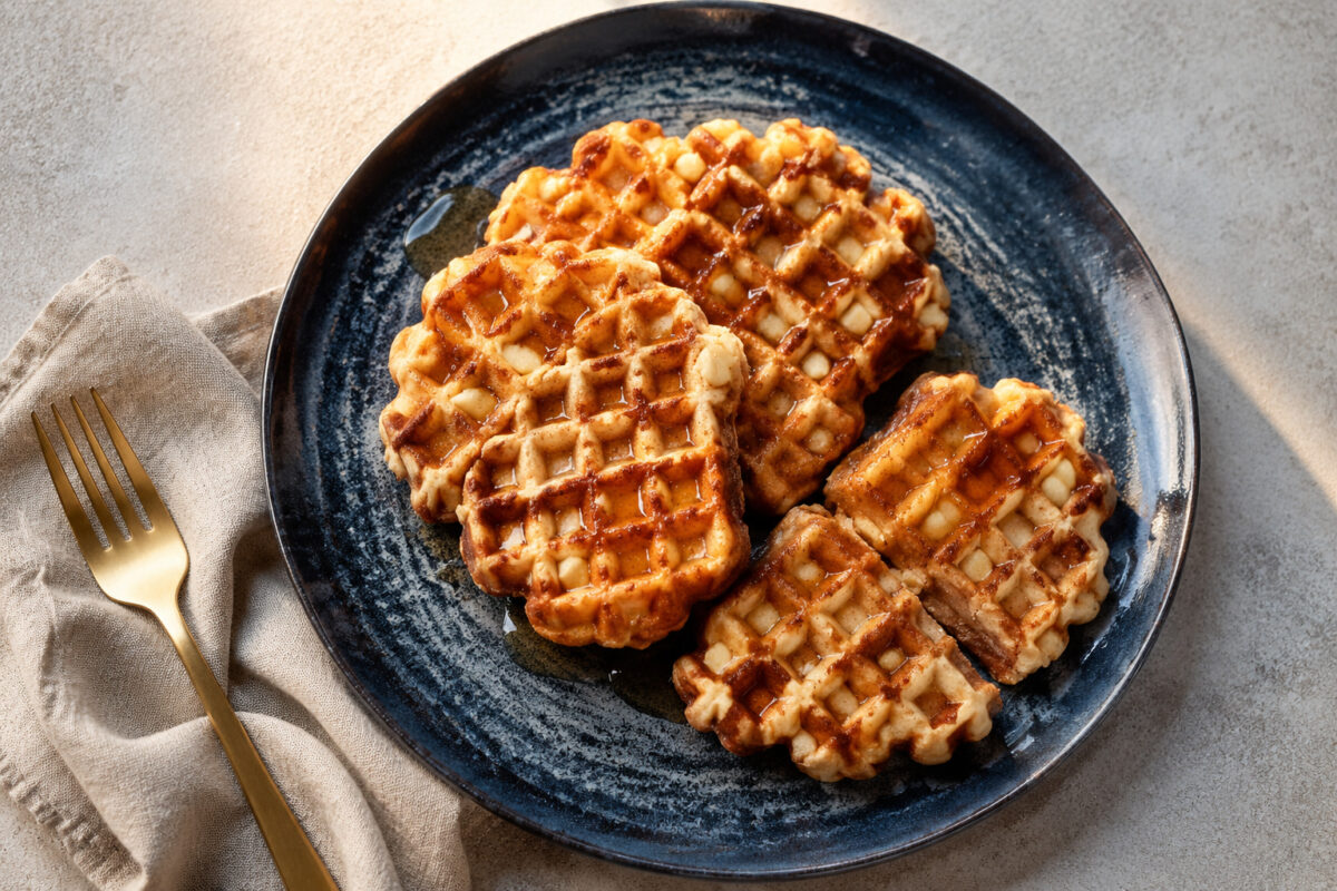 Fertiges Gericht aus alternativer Perspektive. Rezept: Apfel-Hafer-Waffeln mit Zimt