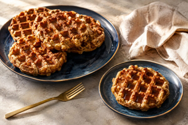 Servierszene mit dem fertigen Gericht. Rezept: Apfel-Hafer-Waffeln mit Zimt