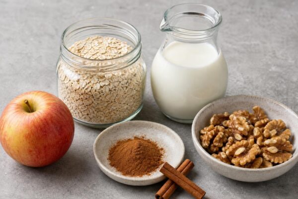 Zutaten- und Vorbereitungsansicht zum Rezept. Rezept: Apfel-Zimt-Porridge mit Walnüssen
