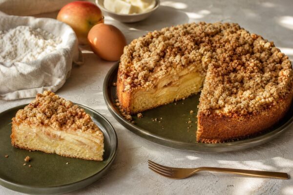 Servierszene mit dem fertigen Gericht. Rezept: Apfelkuchen mit Zimtstreuseln