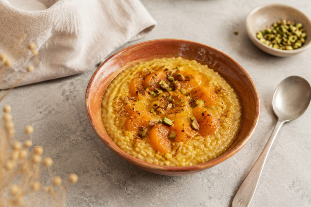 Fertiges Gericht aus alternativer Perspektive. Rezept: Aprikosen-Hirse-Frühstück mit Pistazien