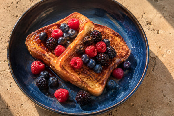 Fertiges Gericht aus einer alternativen Perspektive. Rezept: Arme Ritter mit Zimt und Beeren