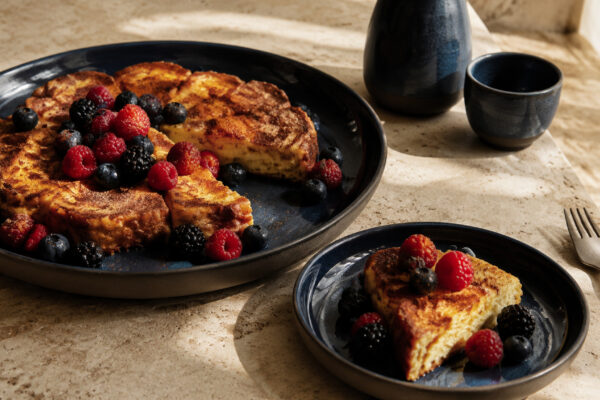 Servierszene mit dem fertigen Gericht. Rezept: Arme Ritter mit Zimt und Beeren