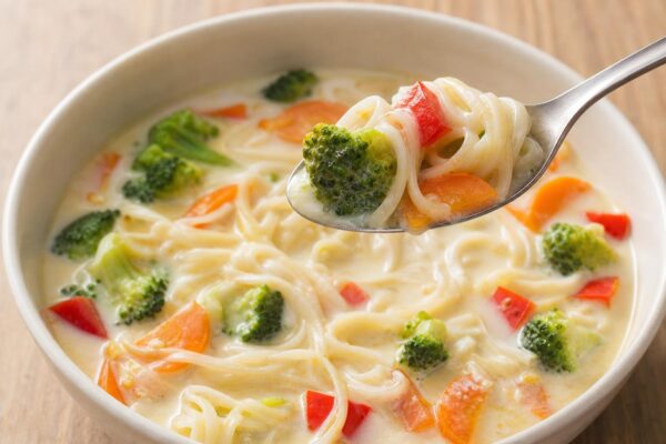 Servierszene mit dem fertigen Gericht. Rezept: Asiatische Kokossuppe mit Gemüse und Reisnudeln