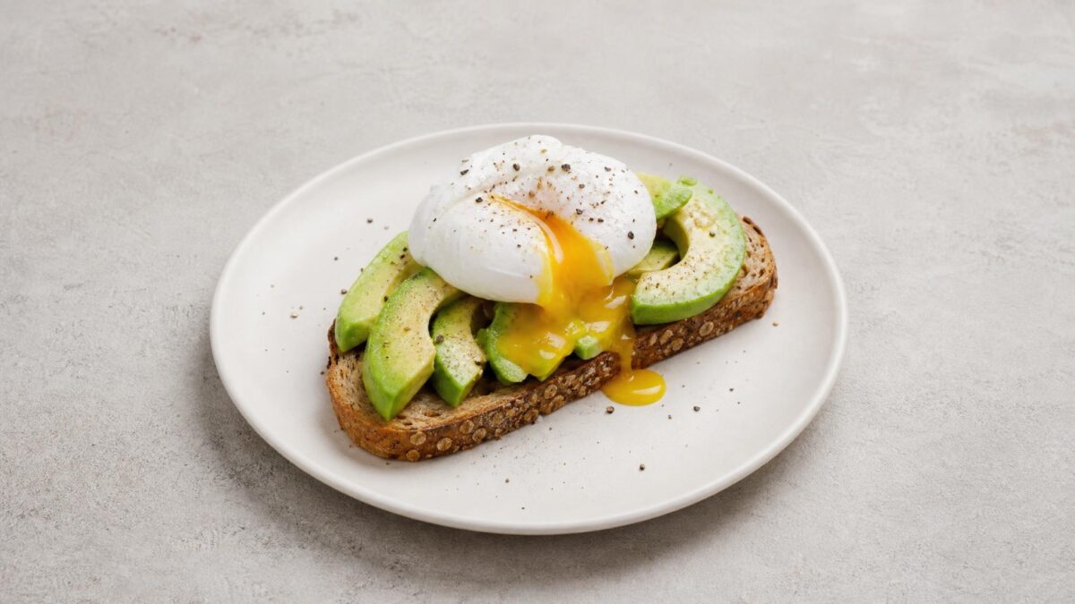 Hauptansicht des fertigen Gerichts. Rezept: Avocado-Brot mit pochiertem Ei