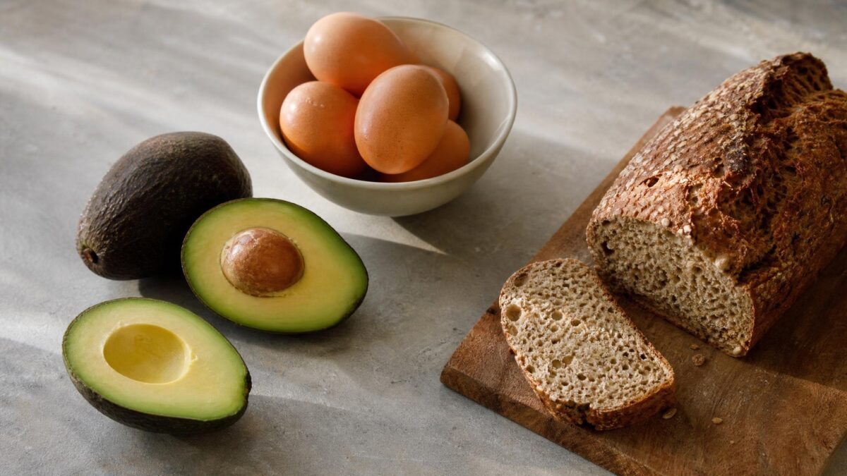 Zutaten- und Vorbereitungsansicht zum Rezept. Rezept: Avocado-Brot mit pochiertem Ei