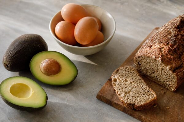 Zutaten- und Vorbereitungsansicht zum Rezept. Rezept: Avocado-Brot mit pochiertem Ei