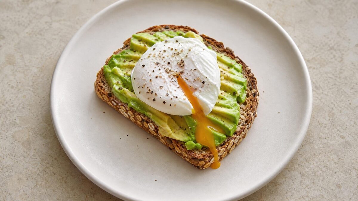 Fertiges Gericht aus einer alternativen Perspektive. Rezept: Avocado-Brot mit pochiertem Ei