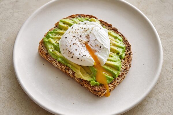 Fertiges Gericht aus einer alternativen Perspektive. Rezept: Avocado-Brot mit pochiertem Ei