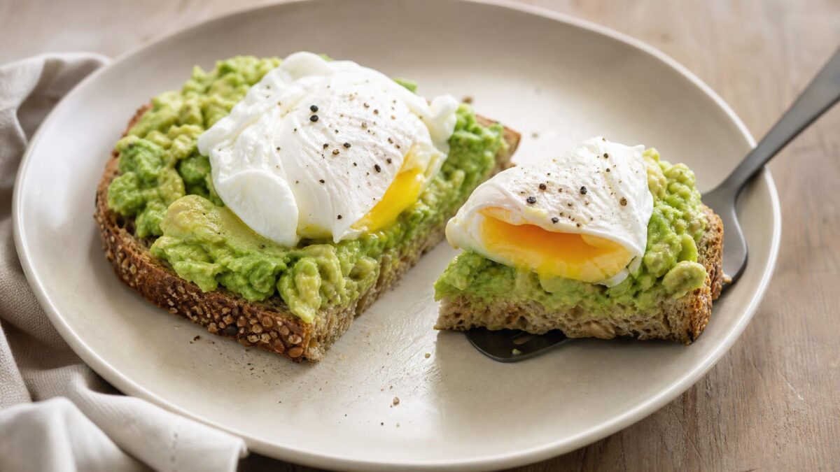 Servierszene mit dem fertigen Gericht. Rezept: Avocado-Brot mit pochiertem Ei