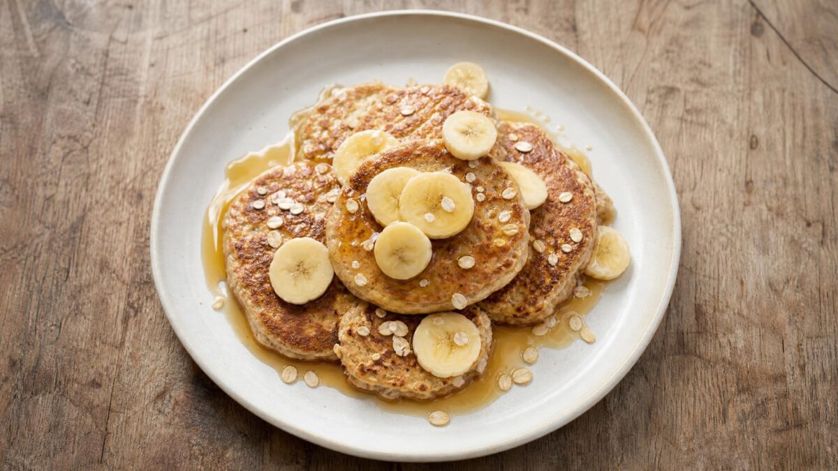 Fertiges Gericht aus einer alternativen Perspektive. Rezept: Bananen-Hafer-Pancakes mit Ahornsirup