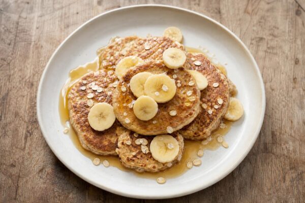 Fertiges Gericht aus einer alternativen Perspektive. Rezept: Bananen-Hafer-Pancakes mit Ahornsirup
