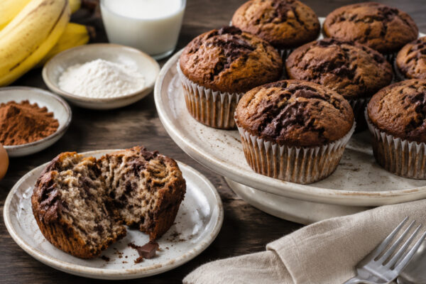 Servierszene mit dem fertigen Gericht. Rezept: Bananen-Schoko-Muffins