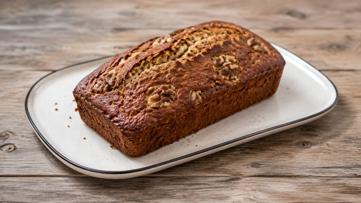 Hauptansicht des fertigen Gerichts. Rezept: Bananenbrot mit Walnüssen