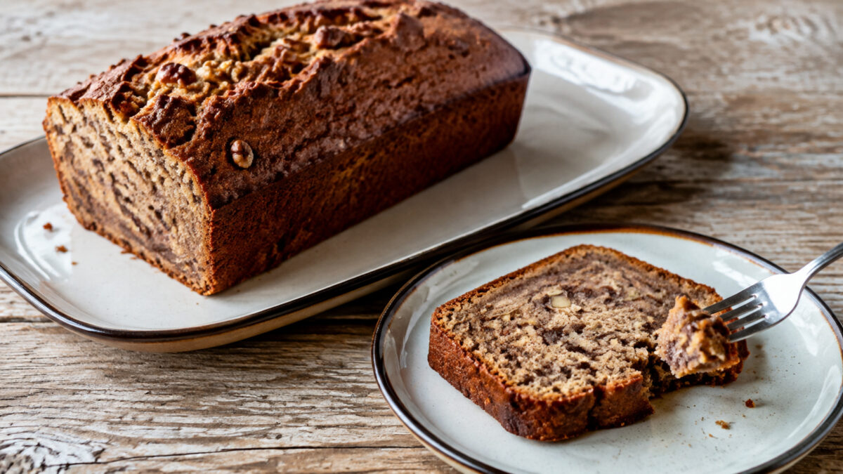 Servierszene mit dem fertigen Gericht. Rezept: Bananenbrot mit Walnüssen