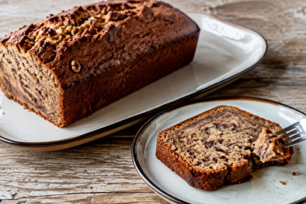Servierszene mit dem fertigen Gericht. Rezept: Bananenbrot mit Walnüssen