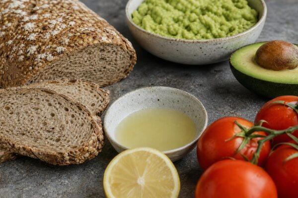 Zutaten- und Vorbereitungsansicht. Rezept: Bauernbrot mit Avocado und Tomate