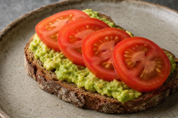 Fertiges Gericht aus einer alternativen Perspektive. Rezept: Bauernbrot mit Avocado und Tomate