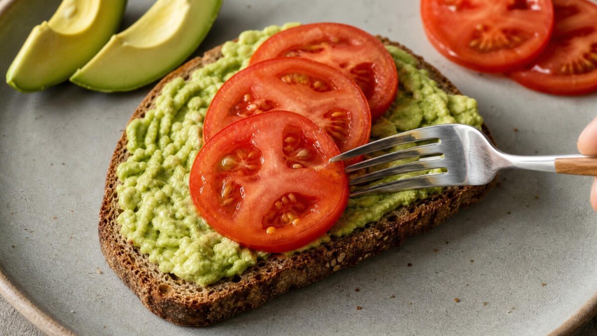 Servierszene mit dem fertigen Gericht. Rezept: Bauernbrot mit Avocado und Tomate