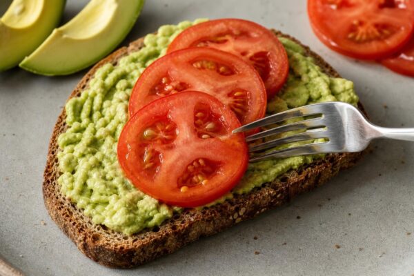 Servierszene mit dem fertigen Gericht. Rezept: Bauernbrot mit Avocado und Tomate
