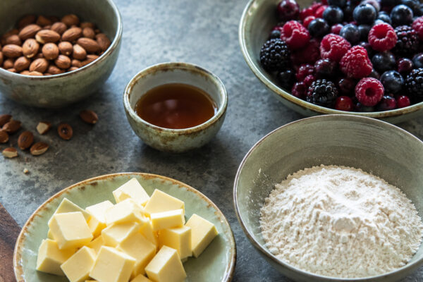 Zutaten- und Vorbereitungsansicht. Rezept: Beeren-Crumble mit Mandelstreuseln