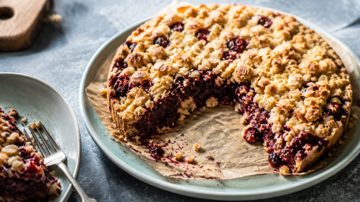 Fertiges Gericht aus alternativer Perspektive. Rezept: Beeren-Crumble mit Mandelstreuseln