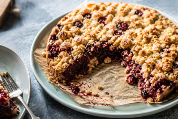 Fertiges Gericht aus alternativer Perspektive. Rezept: Beeren-Crumble mit Mandelstreuseln