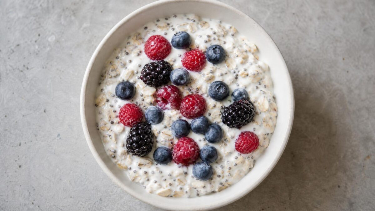 Fertiges Gericht aus einer alternativen Perspektive. Rezept: Beeren-Overnight-Oats mit laktosefreiem Joghurt