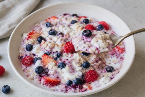 Servierszene mit dem fertigen Gericht. Rezept: Beeren-Overnight-Oats mit laktosefreiem Joghurt