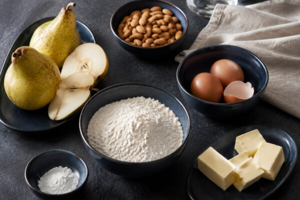 Zutaten- und Vorbereitungsansicht. Rezept: Birnen-Mandel-Kuchen mit Zimt