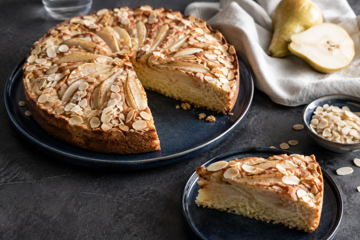 Servierszene mit dem fertigen Gericht. Rezept: Birnen-Mandel-Kuchen mit Zimt