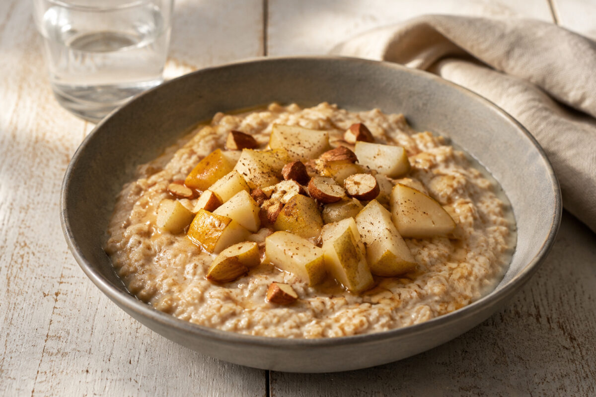 Hauptansicht des fertigen Gerichts. Rezept: Birnen-Mandel-Porridge mit Kardamom