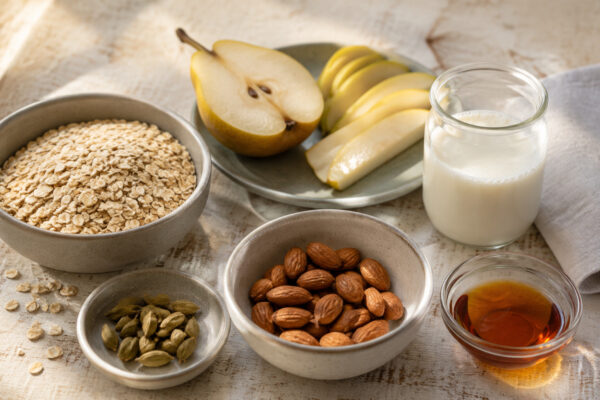 Zutaten- und Vorbereitungsansicht. Rezept: Birnen-Mandel-Porridge mit Kardamom