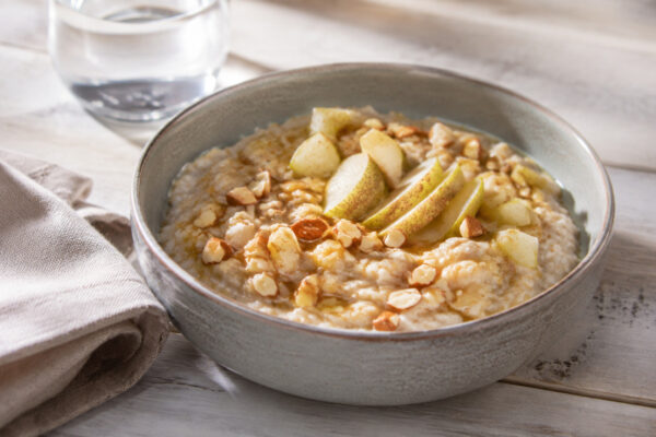 Fertiges Gericht aus alternativer Perspektive. Rezept: Birnen-Mandel-Porridge mit Kardamom