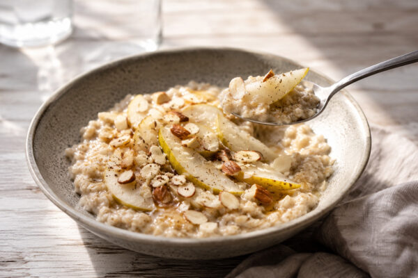 Servierszene mit dem fertigen Gericht. Rezept: Birnen-Mandel-Porridge mit Kardamom