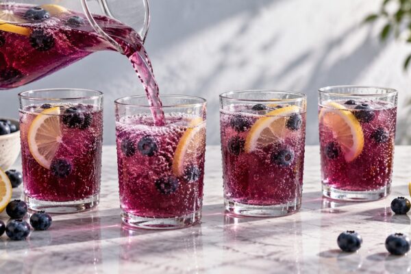 Blaubeer-Zitronen-Fizz: Alternative Anrichtung oder aktive Servierszene.
