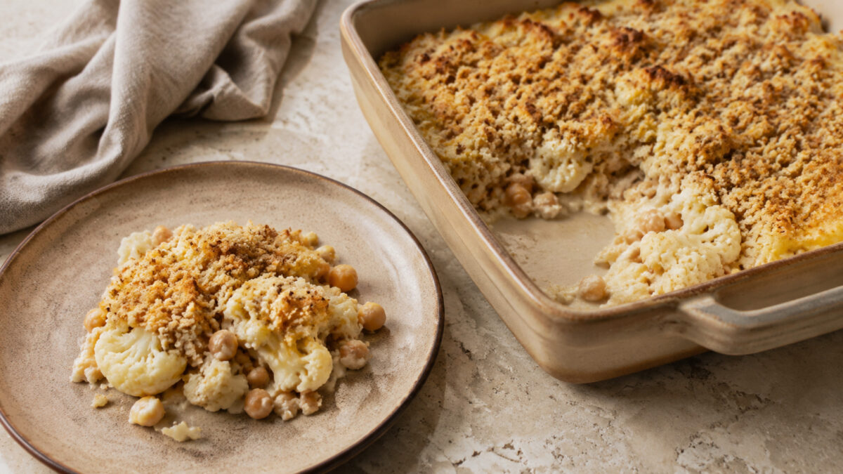 Fertiges Gericht aus alternativer Perspektive. Rezept: Blumenkohl-Kichererbsen-Auflauf mit Tahini-Kruste