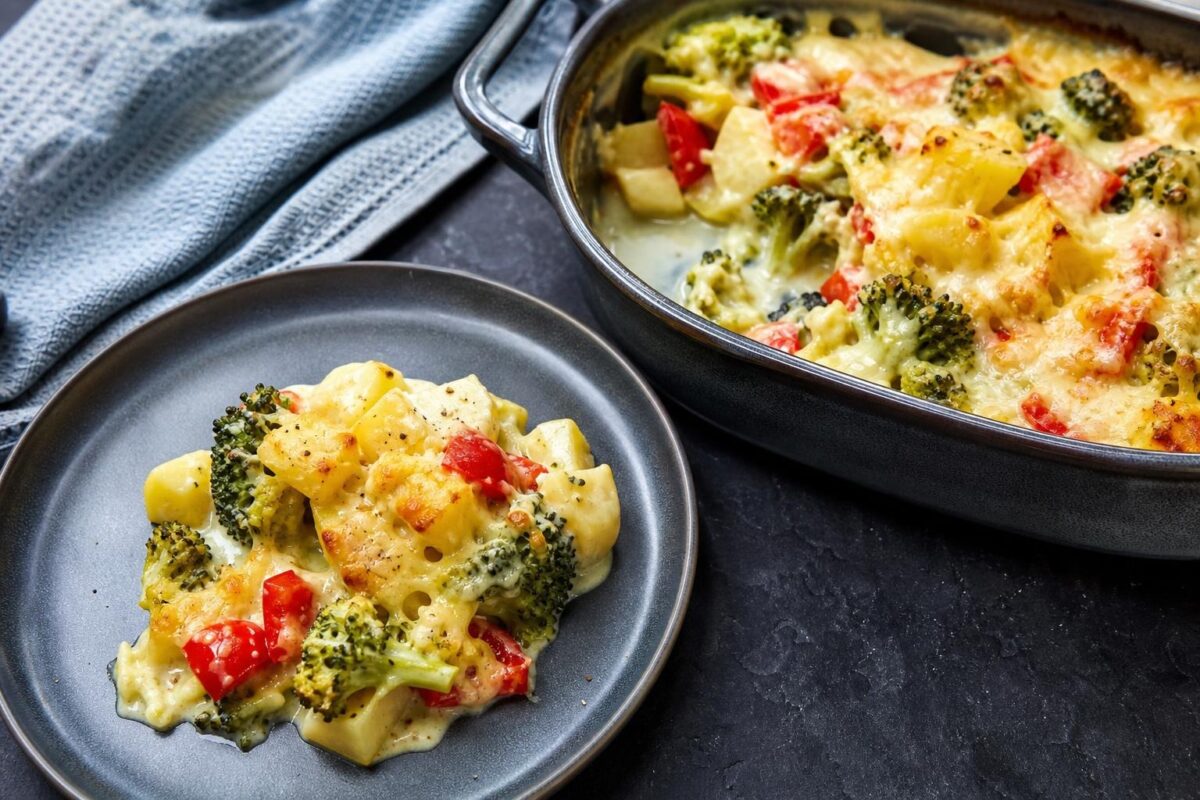 Servierszene mit dem fertigen Gericht. Rezept: Brokkoli-Kartoffel-Auflauf