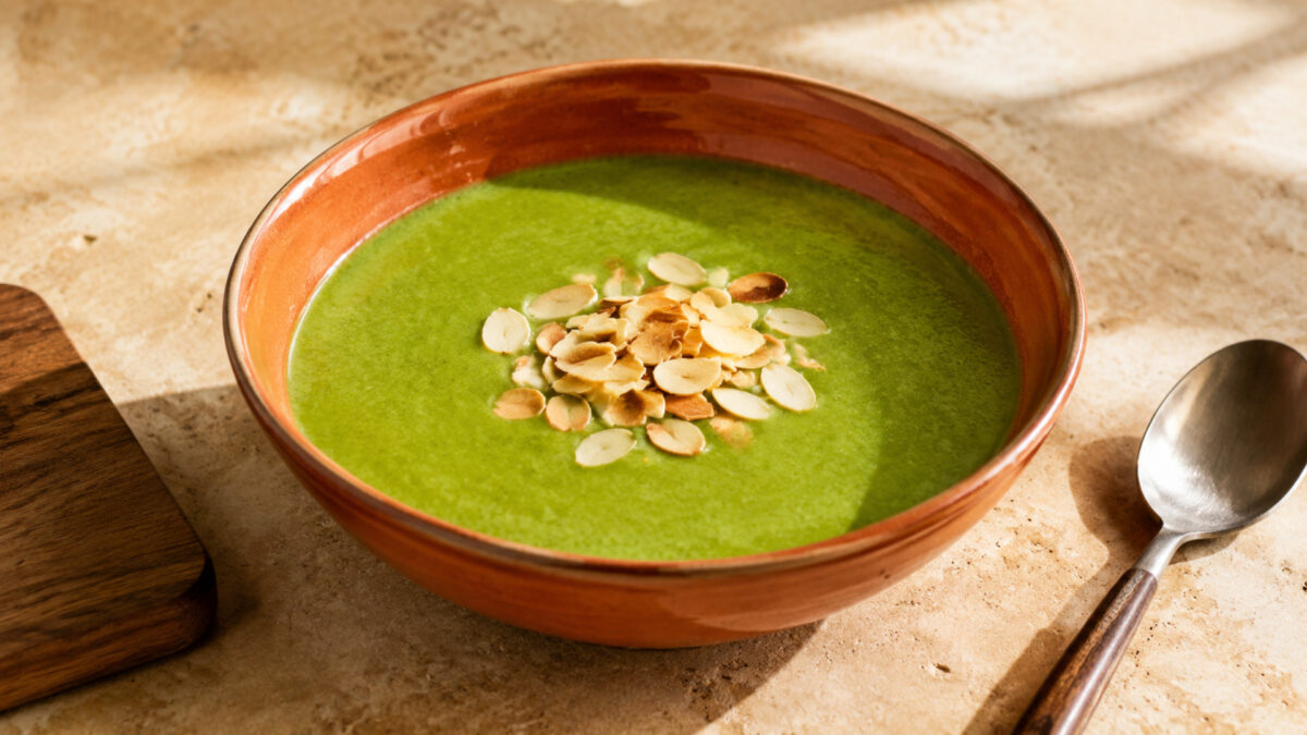 Hauptansicht des fertigen Gerichts. Rezept: Brokkoli-Mandel-Suppe