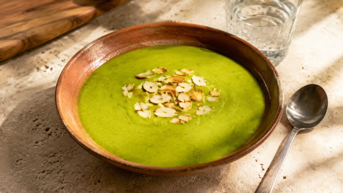 Fertiges Gericht aus alternativer Perspektive. Rezept: Brokkoli-Mandel-Suppe