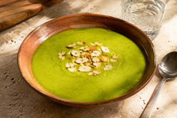 Fertiges Gericht aus alternativer Perspektive. Rezept: Brokkoli-Mandel-Suppe