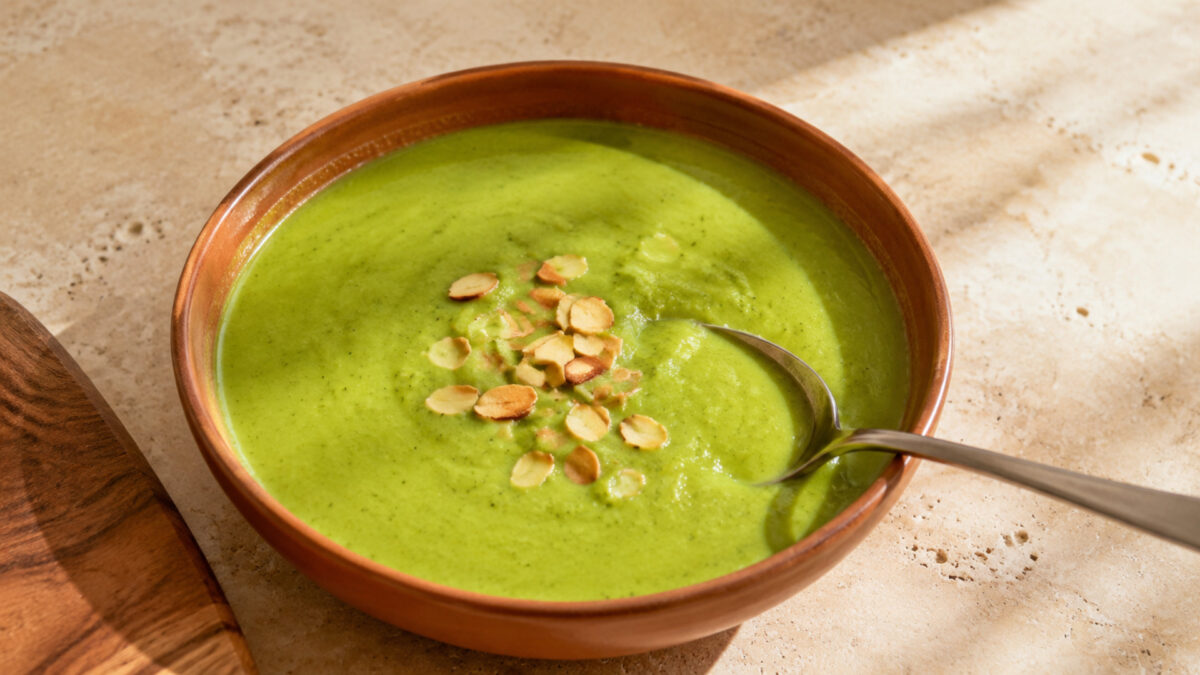Servierszene mit dem fertigen Gericht. Rezept: Brokkoli-Mandel-Suppe