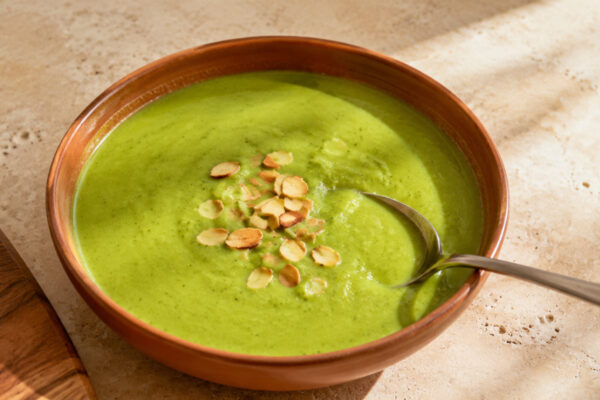 Servierszene mit dem fertigen Gericht. Rezept: Brokkoli-Mandel-Suppe