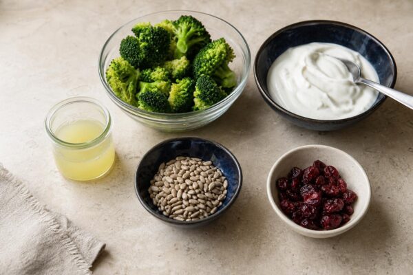 Zutaten- und Vorbereitungsansicht. Rezept: Brokkoli-Salat mit Sonnenblumenkernen und Cranberrys