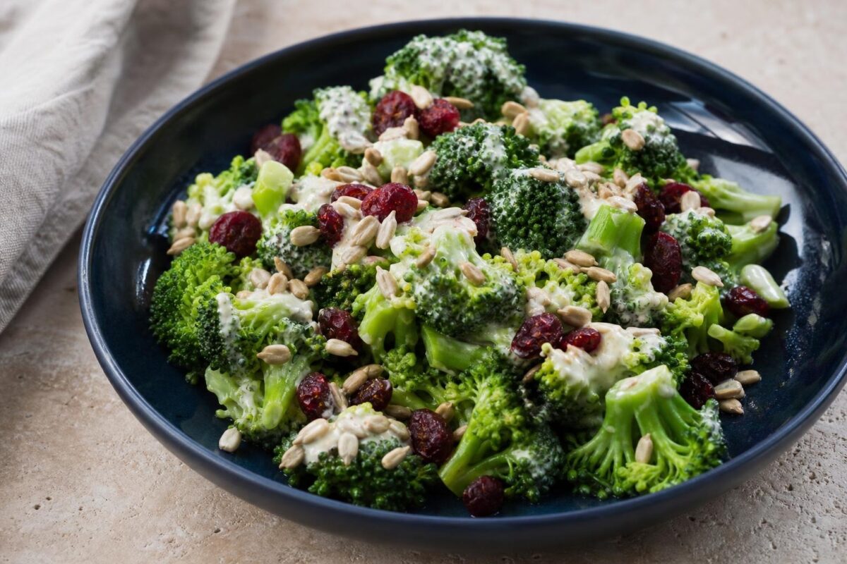 Fertiges Gericht aus einer alternativen Perspektive. Rezept: Brokkoli-Salat mit Sonnenblumenkernen und Cranberrys