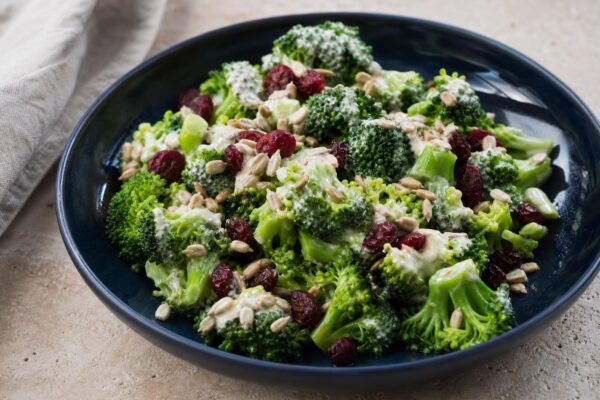 Fertiges Gericht aus einer alternativen Perspektive. Rezept: Brokkoli-Salat mit Sonnenblumenkernen und Cranberrys