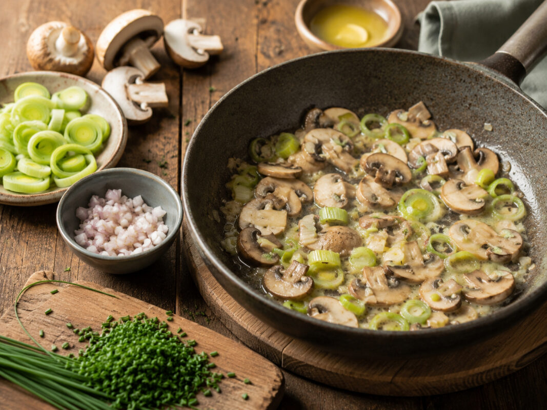 Zutaten- und Vorbereitungsansicht mit Champignons, Lauch, Schalotte und Schnittlauch für die Suppe.