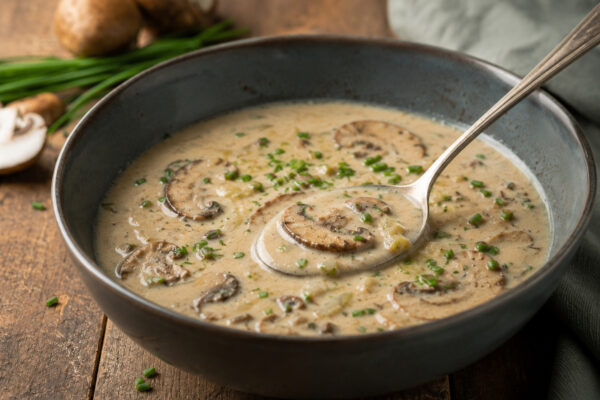 Fertige Champignon-Lauch-Suppe als alternative Servier- und Detailansicht.
